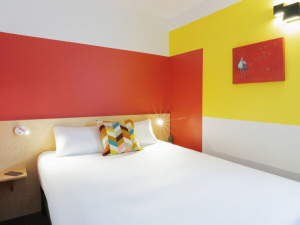 Chambre POP, reposante au design épurée et colorée, équipée d'un lit double et d'une salle de bain privative.