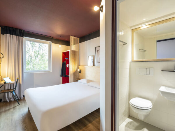 Chambre POP, lit double avec une décoration moderne, chaleureuse et conviviale