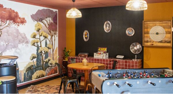 Salle de repos du greet hôtel Castres à la décoration moderne et tendance avec des produits recyclés, de seconde main et upcyclés