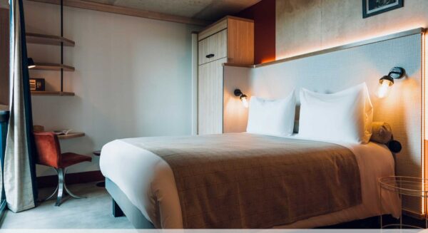 Chambre POP, lit double a la décoration sobre et moderne