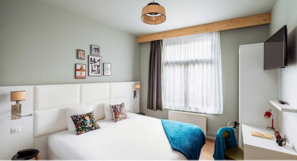 Chambre POP, lit double à la décoration moderne et chaleureuse avec de la décoration recyclée