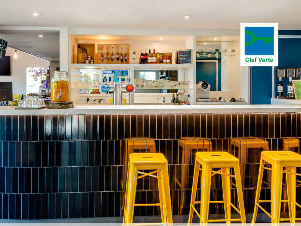 Bar du greet hôtel Bordeaux Floirac, a la décoration moderne et tendance, accompagné du logo du label clef verte