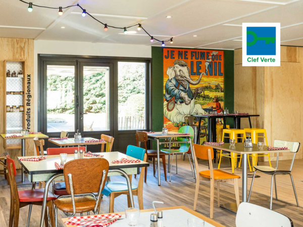 Salle de réception du greet hôtel Angoulême Ouest a la décoration unique et écoresponsable