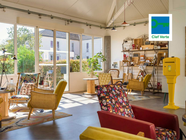 Salon illuminé et joliment décoré de produit de seconde main, upcyclé