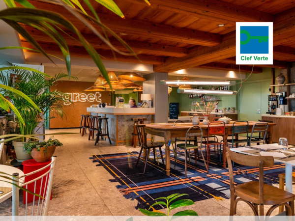 Salle de restaurant du greet hôtel Colmar, dans une ambiance chaleureuse et des fournitures recyclées et upcyclées