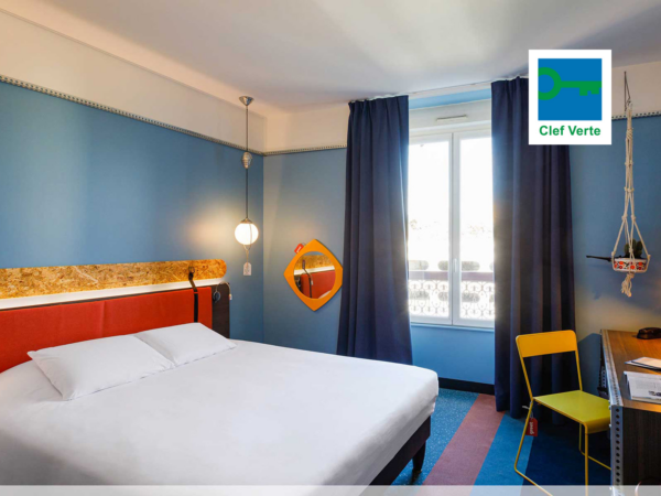 Chambre POP, lit double, aux couleurs modernes accompagnées de produits chinés.