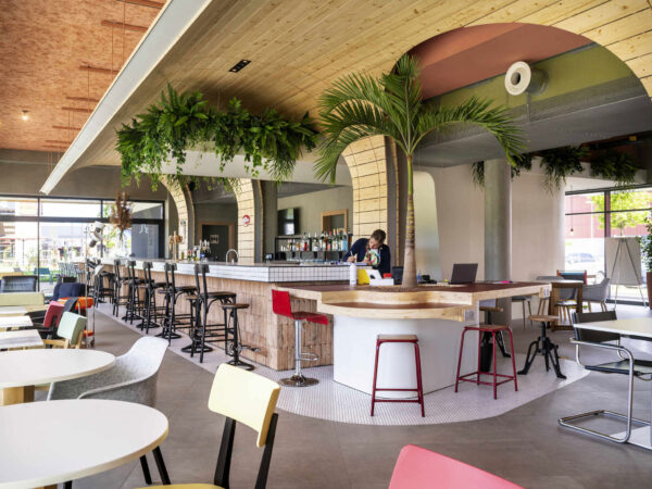 Bar joliment décoré, composé d'objets chinés, imaginé comme un vrai lieu de vie