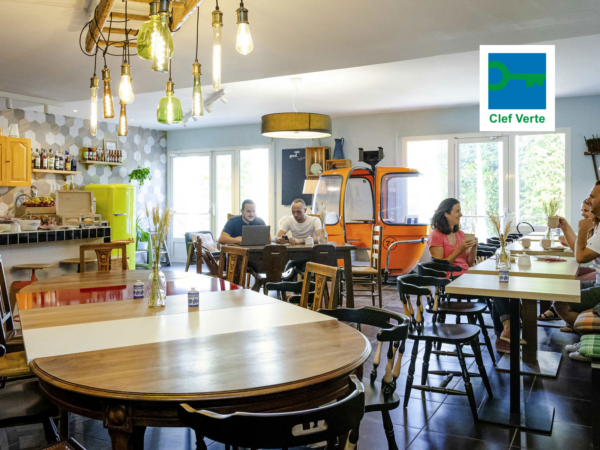 Salle de restaurant du greet hôtel Annecy Cran-Gevrier décorée d'objets de seconde mains et upcyclés
