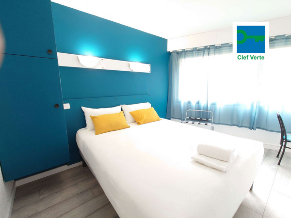 Chambre POP, lit double aux couleurs moderne et chaleureuse et logo du label écologique clef verte