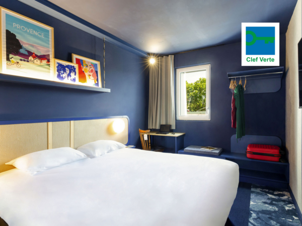 Chambre POP, lit double à la décoration moderne et faite de produits chinés et upcyclés