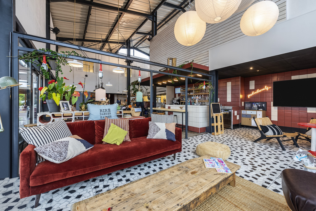 Salon design et moderne du greet hotel Bourg-en-Bresse, apprécié des cyclistes