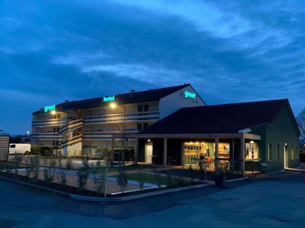 Devanture et entrée du greet hôtel Belleville en Beaujolais