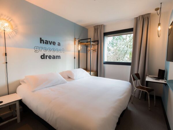 Chambre POP, lit double a la décoration moderne et de seconde main